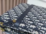 D Monogram Clutch (حقيبة د مونوجرام) - Image 3