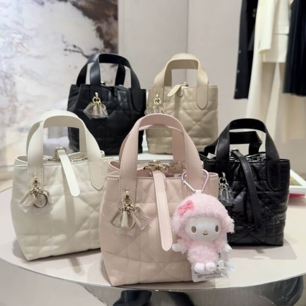 D Toujours Vertical Miniature Bag (حقيبة ديور توجور الرأسية الصغيرة)