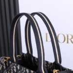 D Tote Bag (حقيبة دي توت) - Image 2