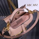 𝗖𝗗 𝗦𝗮𝗱𝗱𝗹𝗲 Classic Saddle Bag ( طباعة كف كبيرة باللون الأسود (مع حزام كتف)) - Image 7