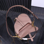 𝗖𝗗 𝗦𝗮𝗱𝗱𝗹𝗲 Classic Saddle Bag ( طباعة كف كبيرة باللون الأسود (مع حزام كتف)) - Image 6