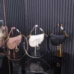 𝗖𝗗 𝗦𝗮𝗱𝗱𝗹𝗲 Classic Saddle Bag ( طباعة كف كبيرة باللون الأسود (مع حزام كتف)) - Image 2