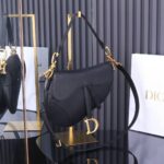 𝗖𝗗 𝗦𝗮𝗱𝗱𝗹𝗲 Classic Saddle Bag ( طباعة كف كبيرة باللون الأسود (مع حزام كتف)) - Image 3