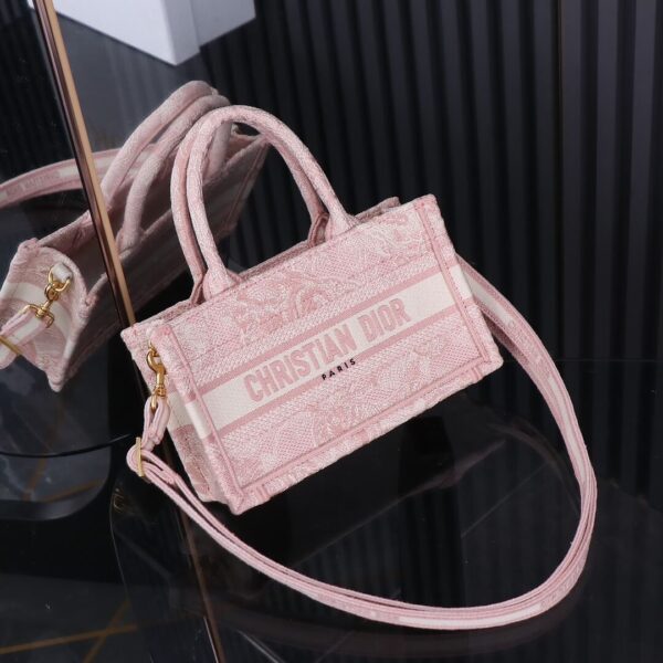 D Mini Book Tote  ( د ميني بوك توت)