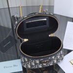 D Montaigne Mini Vanity (حقيبة دي مونتانيه ميني فانيتي) - Image 4