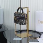 D Montaigne Mini Vanity (حقيبة دي مونتانيه ميني فانيتي) - Image 9