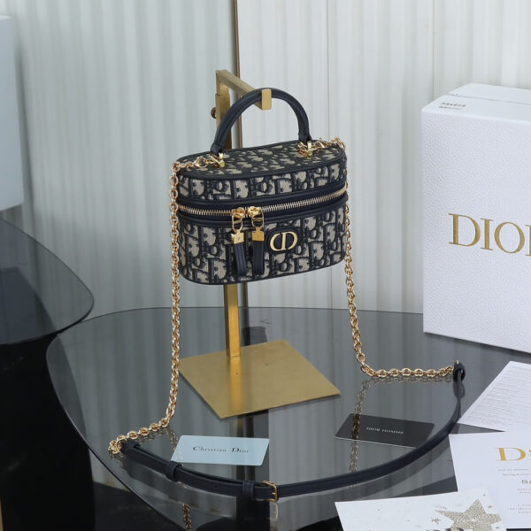 D Montaigne Mini Vanity (حقيبة دي مونتانيه ميني فانيتي)