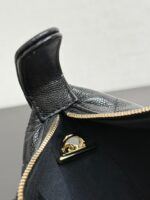 Mini Hobo Bag (حقيبة هوبو صغيرة) - Image 9