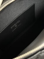 Mini Hobo Bag (حقيبة هوبو صغيرة) - Image 3