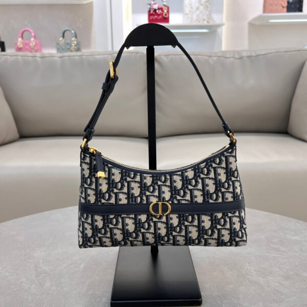 Montaigne Mini Shoulder Bag  (حقيبة مونتانيه ميني كتف)