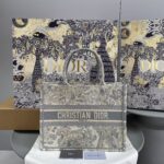 D Book Tote Bag (حقيبة ديور بوك توت)