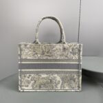 D Book Tote Bag (حقيبة ديور بوك توت) - Image 2