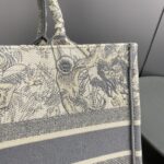 D Book Tote Bag (حقيبة ديور بوك توت) - Image 5