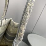 D Book Tote Bag (حقيبة ديور بوك توت) - Image 7