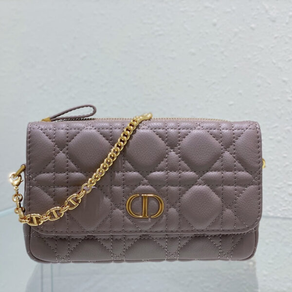 D Caro Pouch with Chain (حقيبة كلاتش دي كارو بسلسلة)