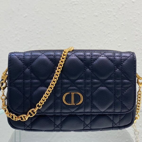 D Caro Pouch with Chain (حقيبة كلاتش دي كارو بسلسلة)