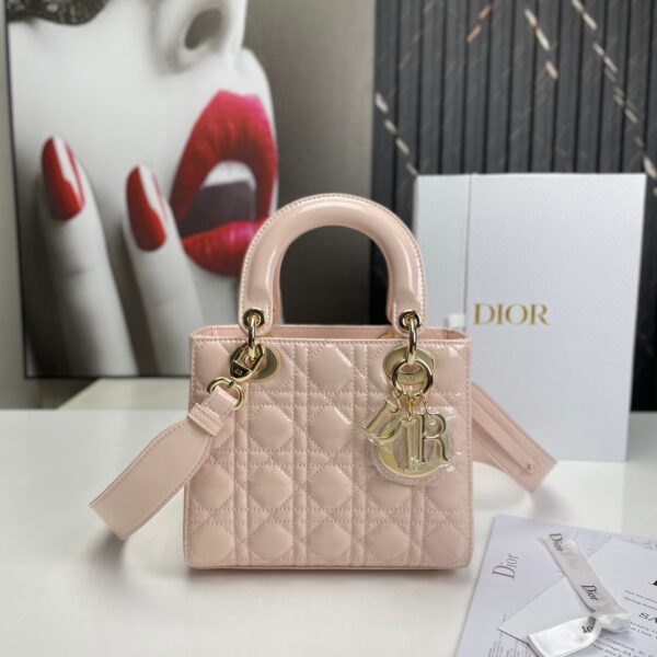 Mini Lady D Bag (حقيبة "ليدي دي" ميني)