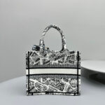 D Book Tote Bag (حقيبة ديور بوك توت) - Image 2