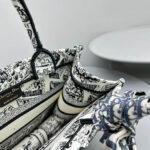 D Book Tote Bag (حقيبة ديور بوك توت) - Image 4