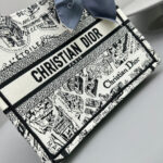 D Book Tote Bag (حقيبة ديور بوك توت) - Image 5