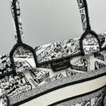 D Book Tote Bag (حقيبة ديور بوك توت) - Image 7
