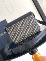 Saddle Messenger Bag (حقيبة مسنجر "سادل") - Image 3
