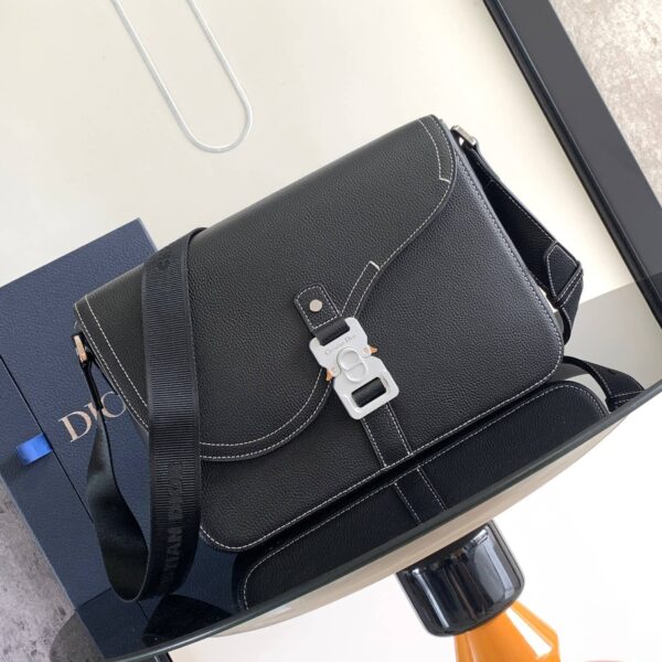 Saddle Messenger Bag (حقيبة مسنجر "سادل")