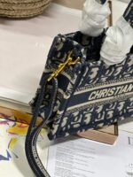 D Book Tote Bag (حقيبة ديور بوك توت) - Image 3