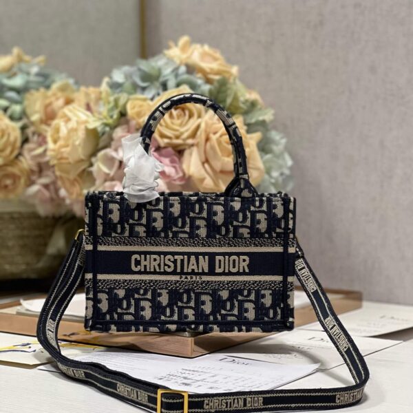 D Book Tote Bag (حقيبة ديور بوك توت)