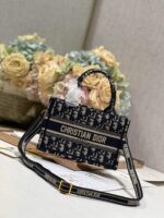 D Book Tote Bag (حقيبة ديور بوك توت) - Image 2
