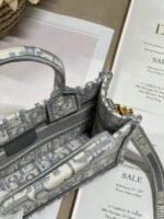D Book Tote Bag (حقيبة ديور بوك توت) - Image 3