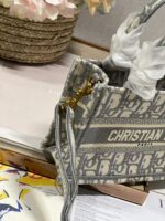 D Book Tote Bag (حقيبة ديور بوك توت) - Image 4