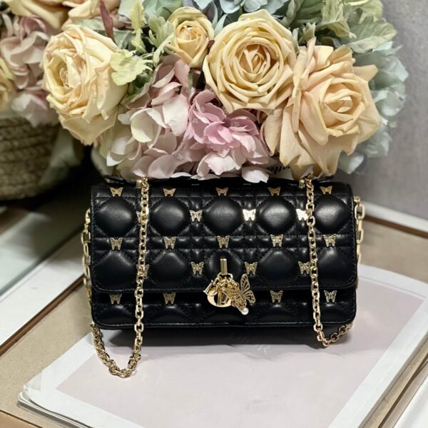 Lady D Pearl Clutch (حقيبة ليدي دي بيرل كلاتش)