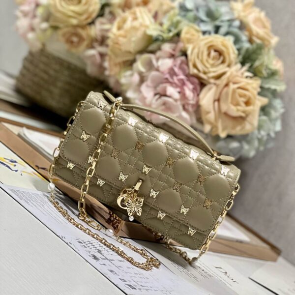 Lady D Pearl Clutch (كلاتش ليدي دي اللؤلؤي)
