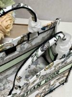 D Book Tote Shopping Bag (حقيبة تسوق دي بوك توت) - Image 2