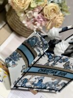 D Book Tote Shopping Bag (حقيبة تسوق دي بوك توت) - Image 2