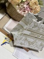 D Book Tote Shopping Bag (حقيبة تسوق دي بوك توت) - Image 3
