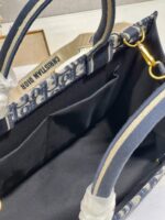 D Book Tote Shopping Bag (حقيبة تسوق دي بوك توت) - Image 2