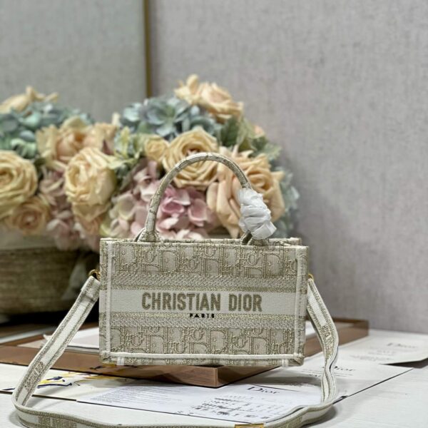 D Book Tote Bag (حقيبة ديور بوك توت)