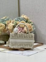 D Book Tote Bag (حقيبة ديور بوك توت) - Image 8