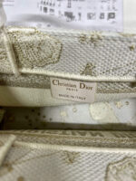 D Book Tote Bag (حقيبة ديور بوك توت) - Image 2