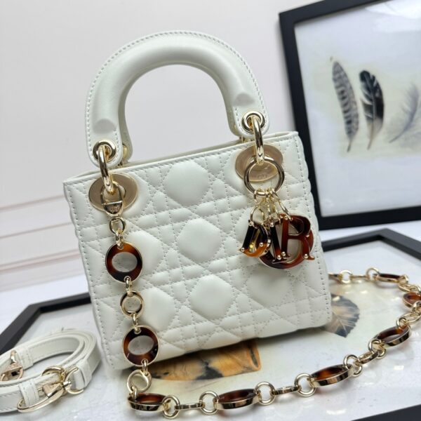 Lady D Sheepskin Bag (حقيبة ليدي ديور جلد الغنم)