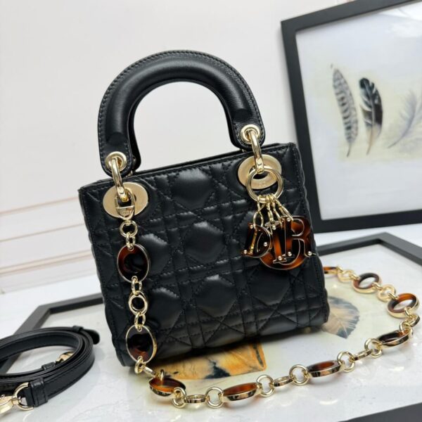 Lady D Sheepskin Bag (حقيبة ليدي ديور جلد الغنم)