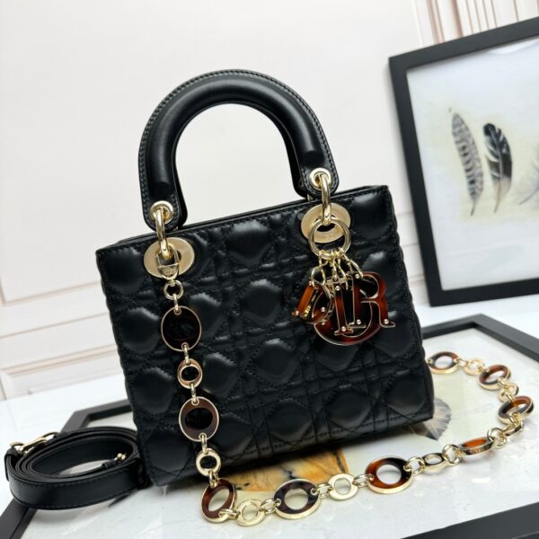 Lady D Compartment Bag (حقيبة ليدي ديور جلد الحمل)