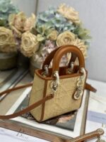 Lady D Mini Raffia (حقيبة ليدي دي ميني من الرافيا) - Image 4
