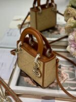 Lady D Mini Raffia (حقيبة ليدي دي ميني من الرافيا) - Image 9