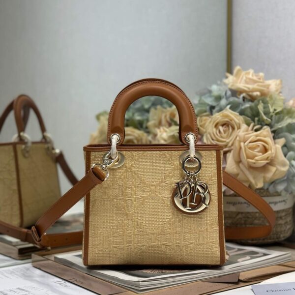 Lady D Small Raffia (حقيبة ليدي دي صغيرة من الرافيا)
