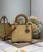 Lady Dior Medium Raffia (حقيبة ليدي ديور متوسطة من الرافيا)