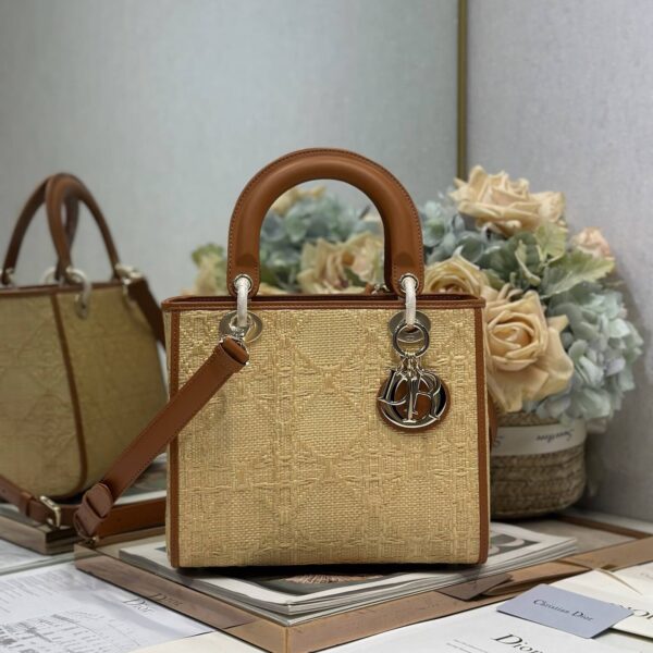Lady Dior Medium Raffia (حقيبة ليدي ديور متوسطة من الرافيا)