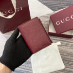 Leather Bi-Fold Wallet (محفظة جلدية ثنائية الطي)